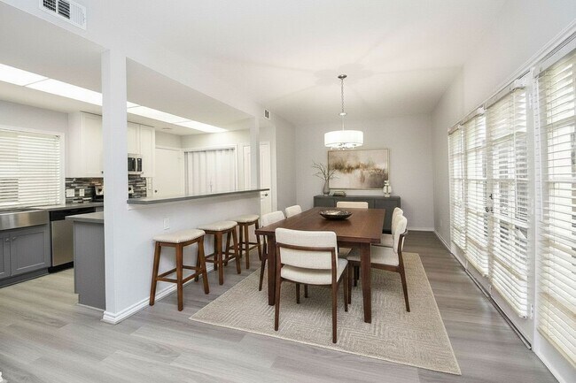 Building Photo - 201 Vanderpool Ln