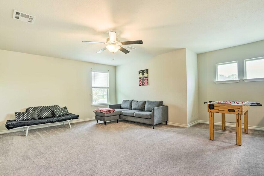 Building Photo - 5603 Chestnut Xing