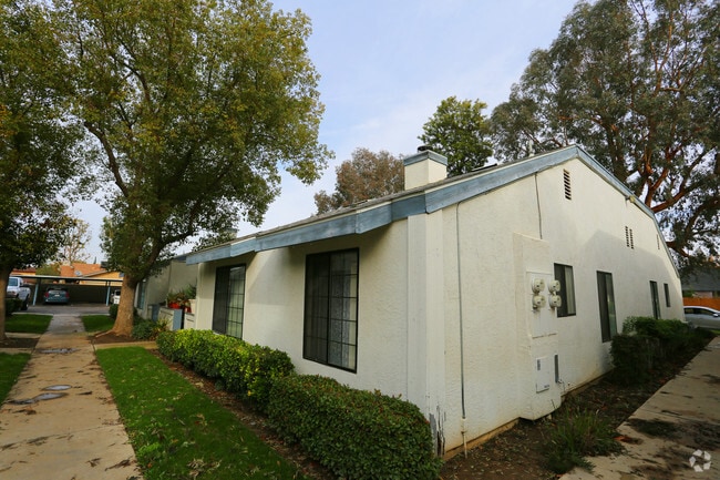Building Photo - Los Reyes Apartment Homes