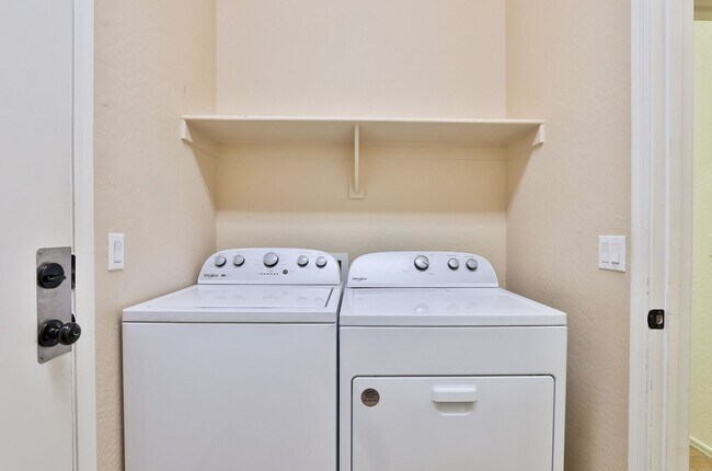 Building Photo - 3 bed/2.5 bath Condo in Gilbert’s Lofts in...