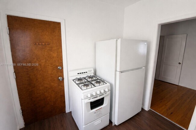 Building Photo - 945 Bay Dr