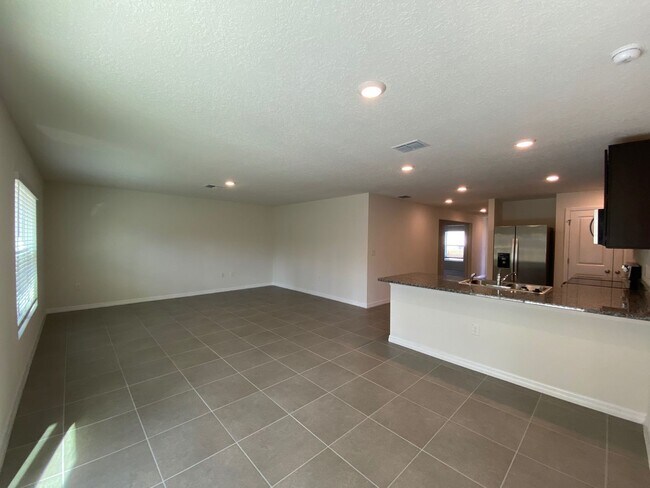 Building Photo - Desirable Lake Diamond Subdivision 3/2/2 **Won't Last**