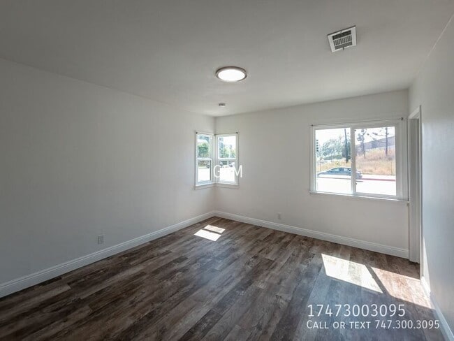 Building Photo - 723 W Doran St