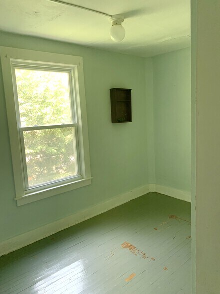 Bed 1 - 136 Main St