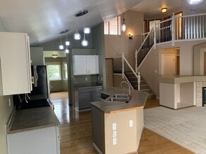 Building Photo - 11201 Glenmoor Ct