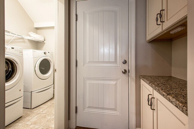 Building Photo - 9810 Glenmore Ln