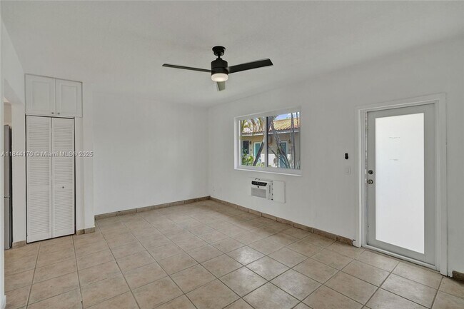 Building Photo - 2160 Bay Dr