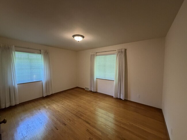 Building Photo - 926 Laurelwood Rd
