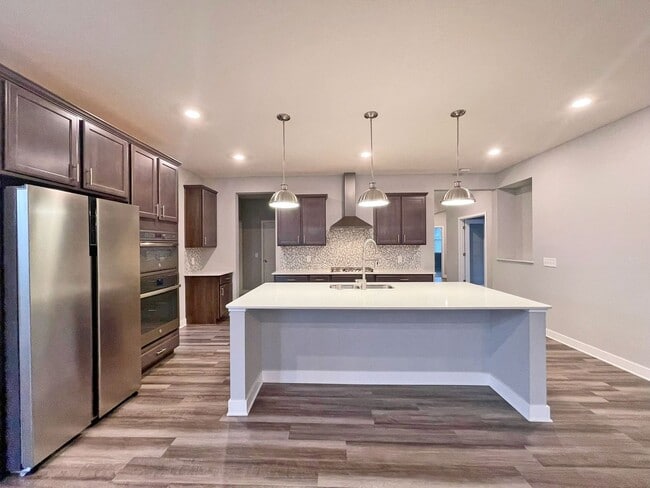 Building Photo - Sparkling, SPACIOUS Like-New Home with 3 B...