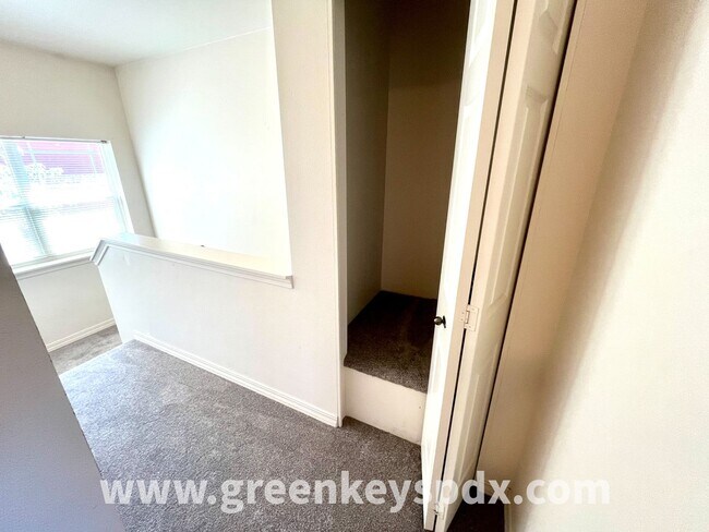 Building Photo - 3 Bedroom, 2.5 Bathroom Townhouse in N Por...