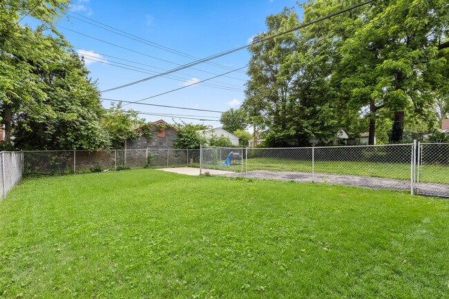 Building Photo - Cozy University City Brick Home with Basement & Off-Street Parking Near WashU & The Loop
