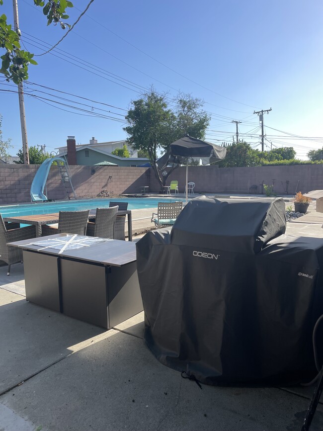 Building Photo - 1044 E Michelle St