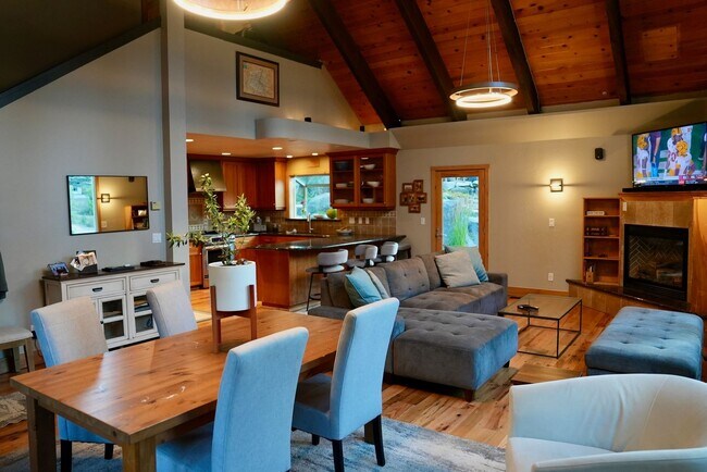 Building Photo - Nice house in Stateline available September 1st!