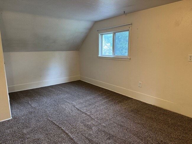 Building Photo - 5 Bedroom 3 bath - North Fargo