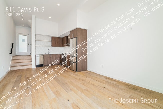 Building Photo - 811 Davis Pl S