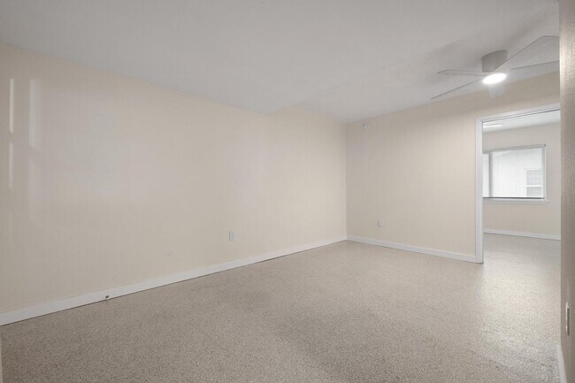 Building Photo - BEAUTIFULLY UPDATED 1 BEDROOM, 1 BATHROOM FIRST FLOOR CONDO LOCATED IN THE HIGHLY SOUGHT AFTER DO...