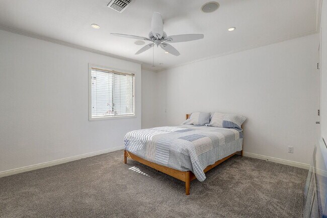 Building Photo - San Diego Coastal Dream Crown Point Jewel 3 or 6 Month lease only Partially Furnished Ready for M...