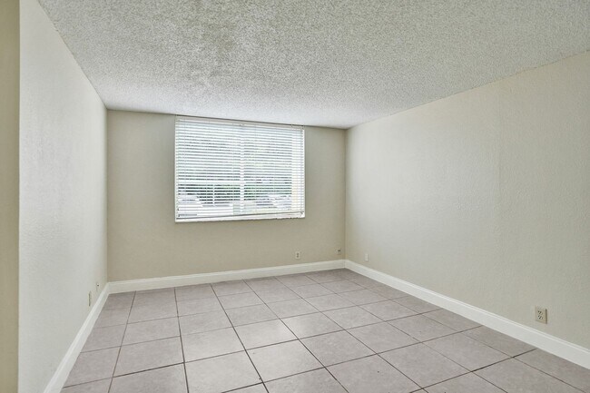 Building Photo - 3 BED/2BATH