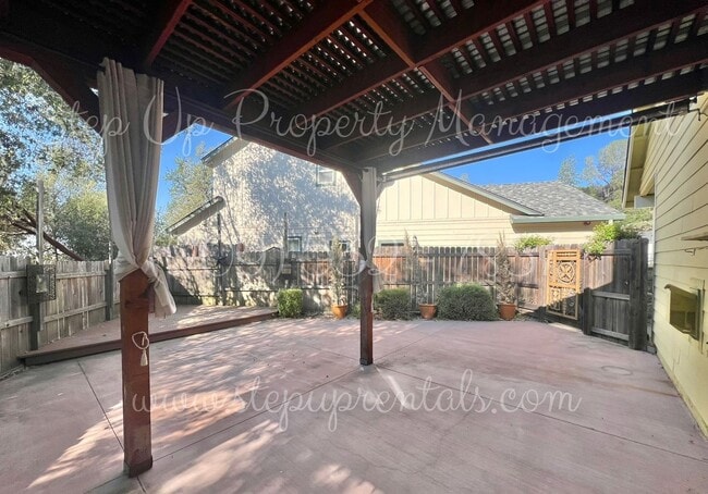 Building Photo - Elegant and Spacious 3-Bedroom Home with Modern Upgrades!
