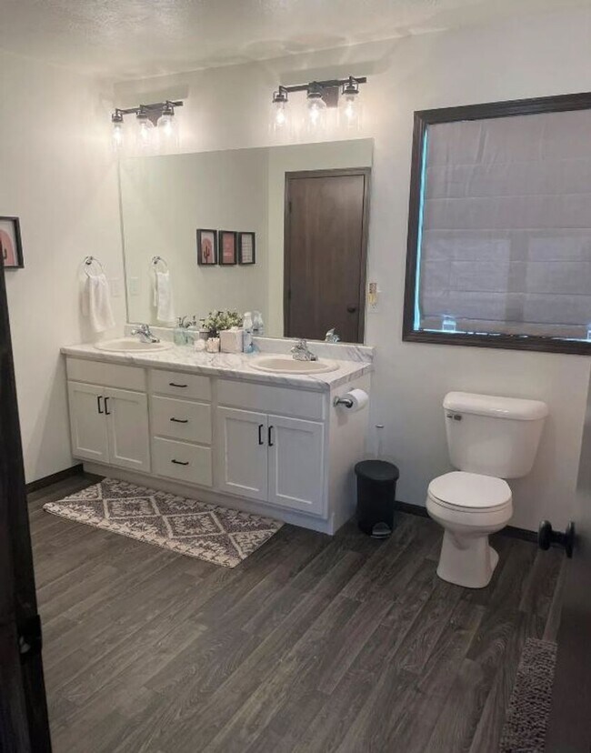 Building Photo - Leubecher Townhome