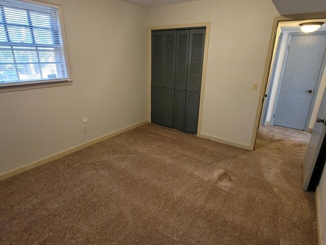 Building Photo - 6420 Cloverdale Dr