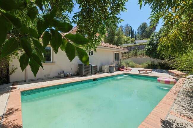 Building Photo - Elegant 5-Bedroom Estate with Pool in Prime Woodland Hills