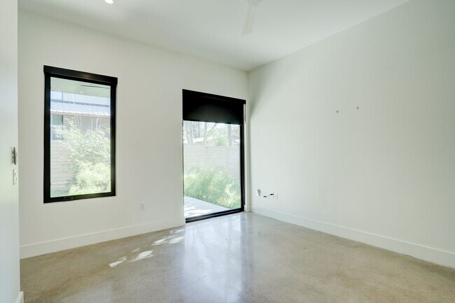 Building Photo - Spacious 3-Bedroom, 2.5-Bath Contemporary ...