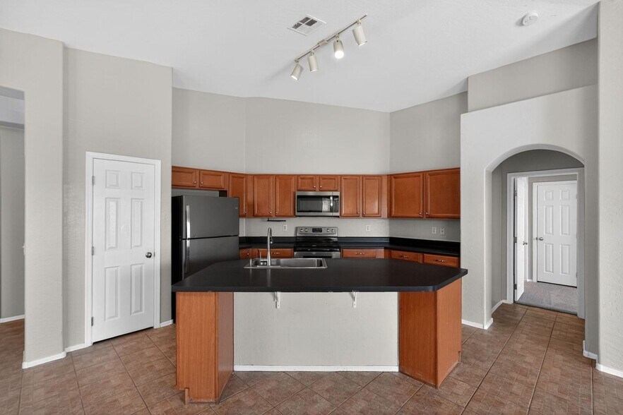 Building Photo - 14843 W Wethersfield Rd