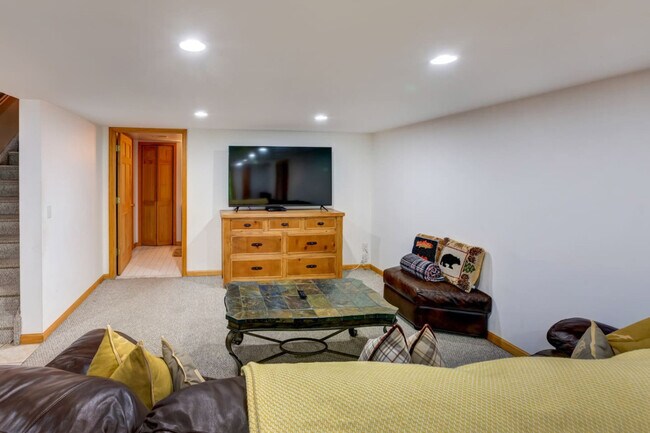 Building Photo - 525 Townsand Hollow Rd