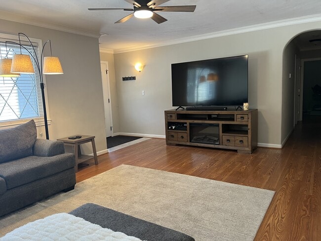 Building Photo - 2233 Paris St