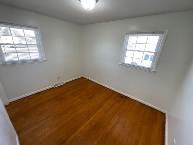 Building Photo - 3 BR Ranch with spacious yard in Greensboro!