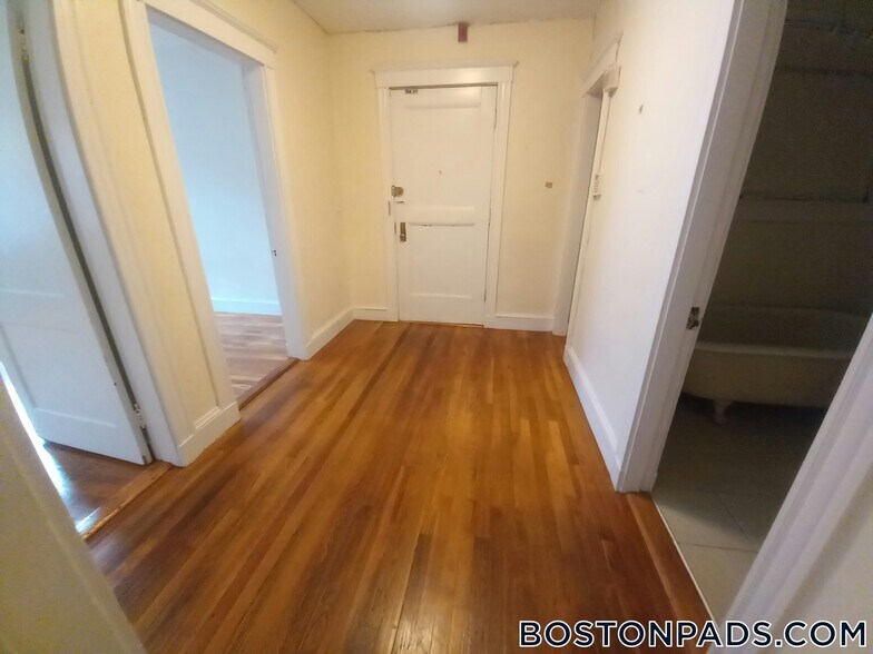 Building Photo - 11 Barrows St