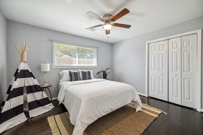 Building Photo - 2910 Freshmeadows Dr