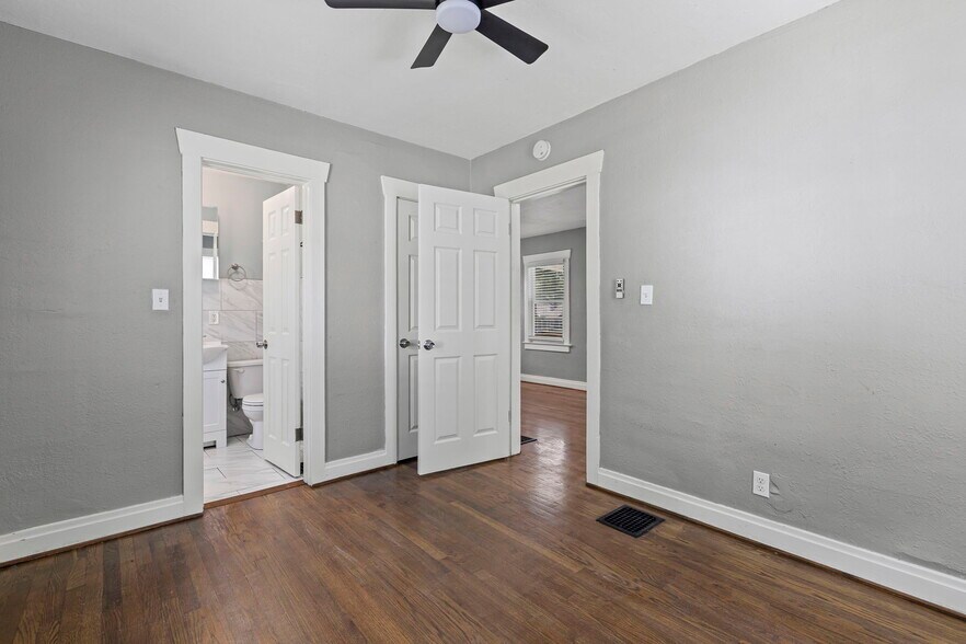 Building Photo - 810 W 77th St