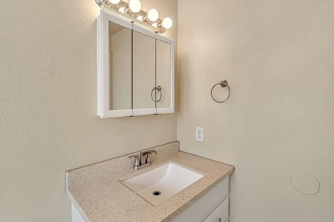 Building Photo - Charming 3 Bedroom Home in Quiet Orchard Mesa Cul-de-Sac