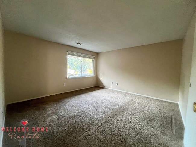 Building Photo - 2 bedroom townhome condo with AMAZING view, brand new carpeting and a fresh coat of paint!!!