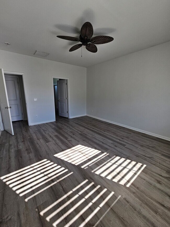 Building Photo - Gorgeous Goose Creek Home!