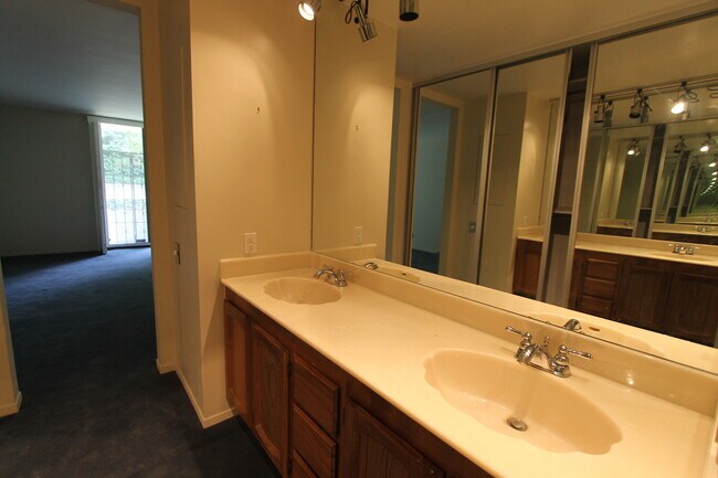 Building Photo - Epic REA: Top Floor 2 BR/2 BA Condo, Pano Views, Balcony, 3-4 Pkg, Storage