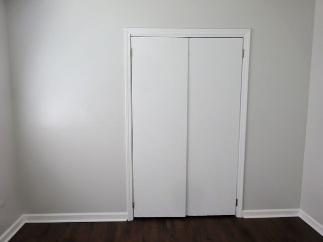 Building Photo - Lake Front Adorable Home!