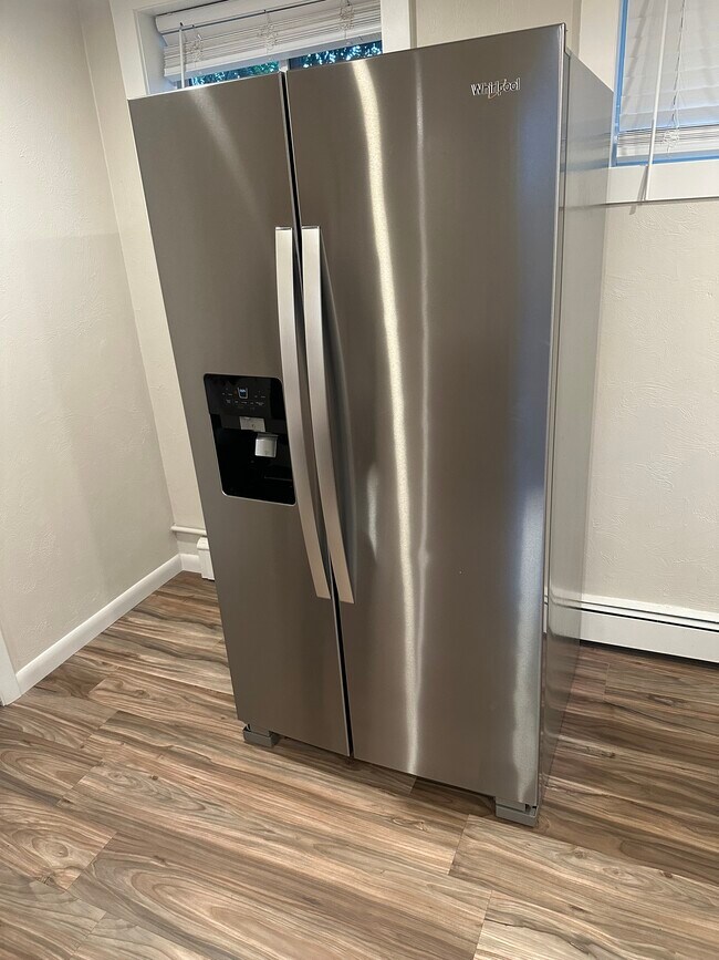 Building Photo - 705 Custer Ave