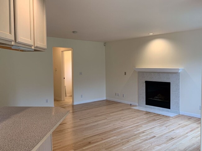 Building Photo - Beautiful 4BR Home | Cul-de-Sac Setting | Prime Bellevue Location