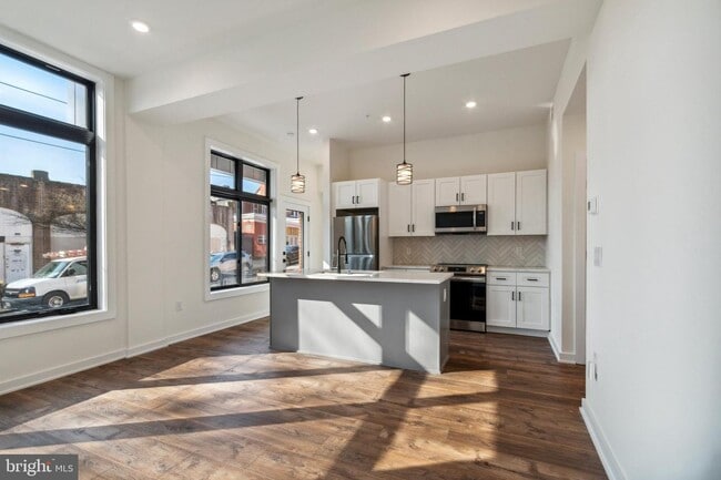 Building Photo - 6211 Woodbine Ave