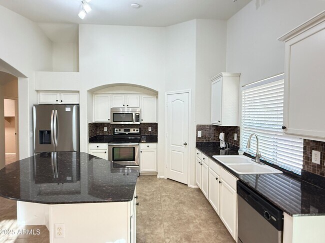 Building Photo - 605 E Nancy Ave