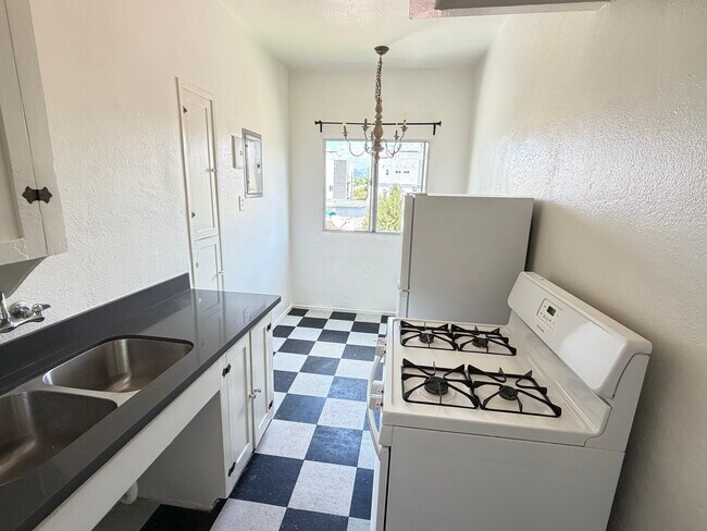 Building Photo - 229 S Westlake Ave