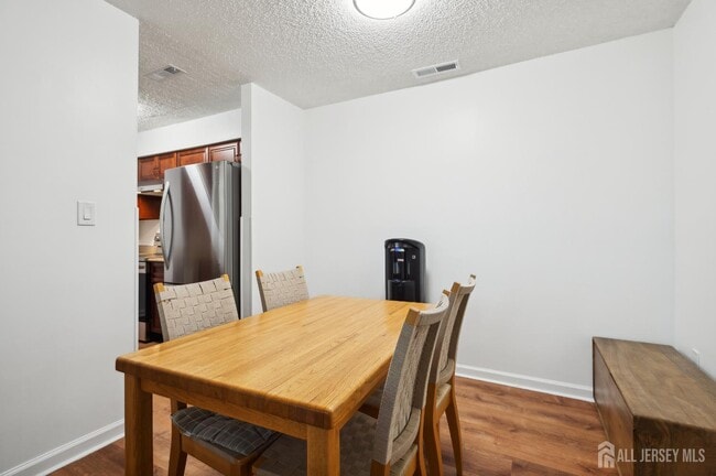 Building Photo - 701 Aspen Dr