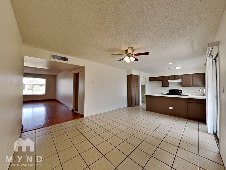 Building Photo - 7555 W Devonshire Ave