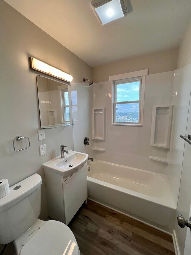 Building Photo - JUST Renovated! - 3 Bedroom 1 Bathroom - C...