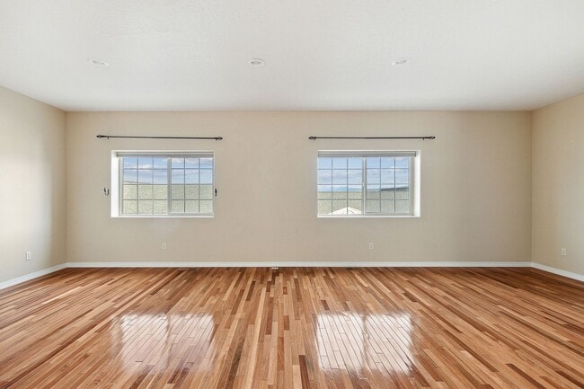 Building Photo - Spacious Sun-filled 3 bed 2.5 Bath Townhouse