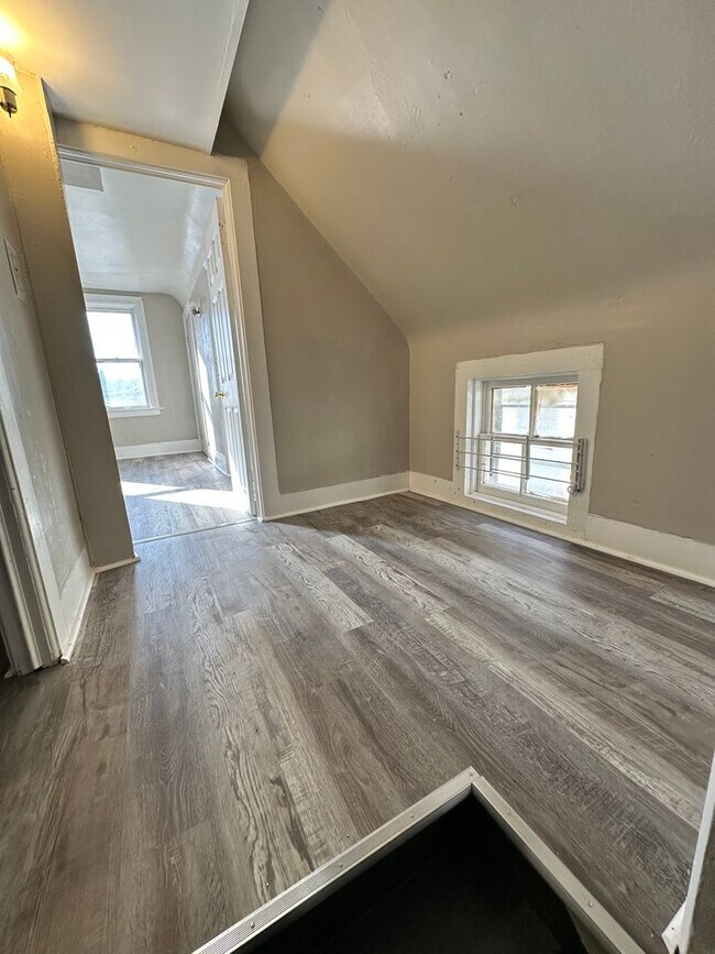 Building Photo - Spacious Single Family Home Ready for Rent in Great Neighborhood