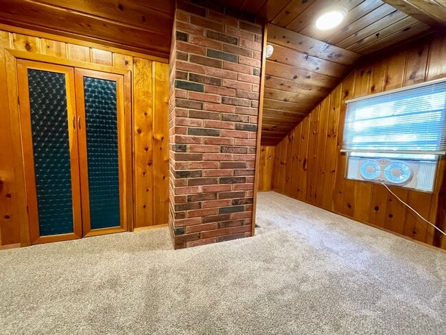 Building Photo - 2+ Bed / 1 Bath Charming House (with basement) in Sellwood